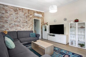 TV - Holiday Home 'Casa 3' with Shared Pool, Wi-Fi and Air Conditioning (Vale da Pedra)