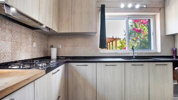 Een koelkast, een microgolfoven, een oven, een kookplaat