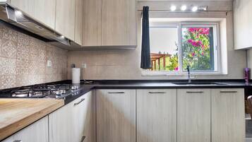 KĂŒhlschrank, Mikrowelle, Ofen, Herdplatte