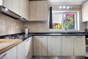 Refrigerador, microondas, horno, placa de cocina