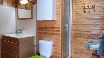 Douche, sĂšche-cheveux, serviettes fournies