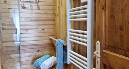 Chambre D'HÎtes Vésoles avec terrasse partagée, Wi-Fi et climatisation