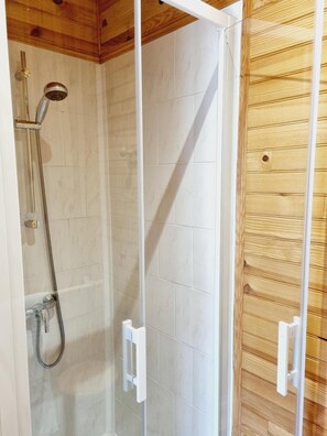 Regadera, secadora de cabello, toallas 