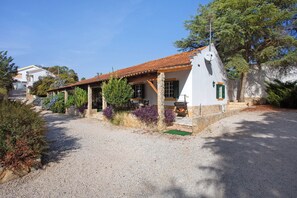 Exterior - Holiday Home 'Casa 2' with Shared Pool, Wi-Fi and Air Conditioning (Vale da Pedra)