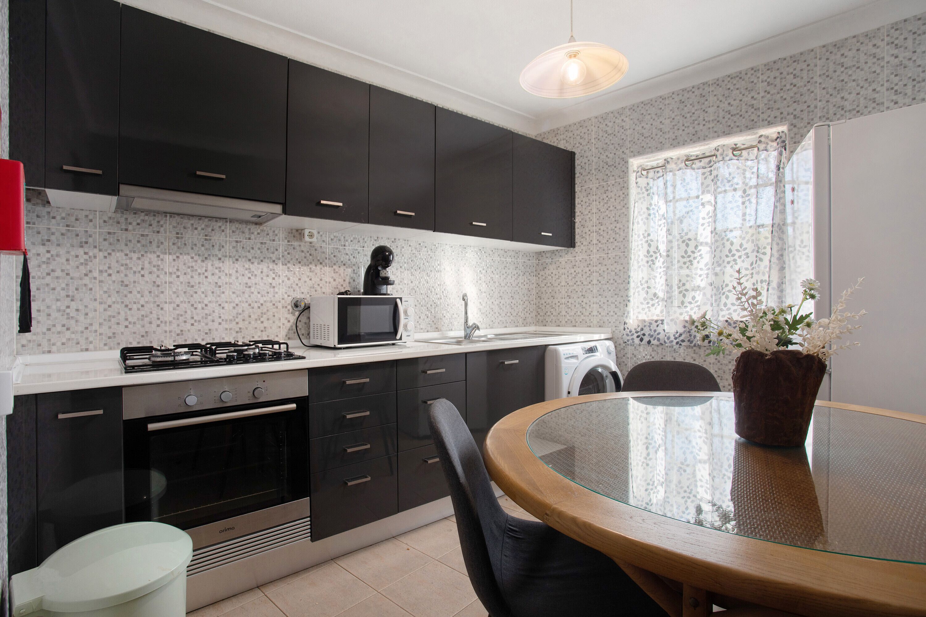 Frigorifero, microonde, forno, piano cottura