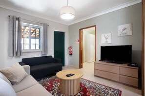 TV - Holiday Home 'Casa 1' with Shared Pool, Wi-Fi and Air Conditioning (Vale da Pedra)