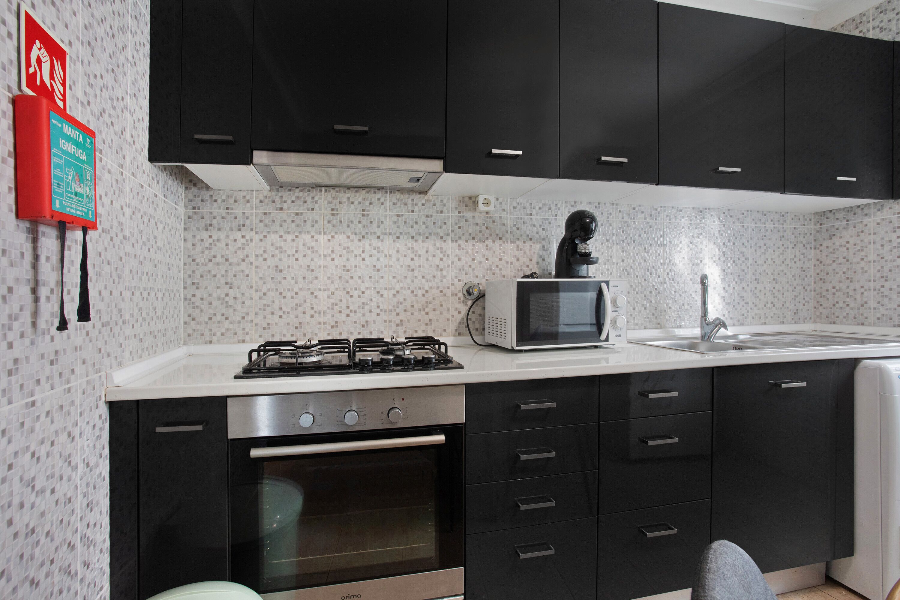 Jääkaappi, mikroaaltouuni, uuni, liesi