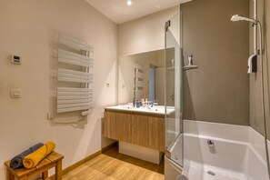 Dusche, Haartrockner, Handtücher