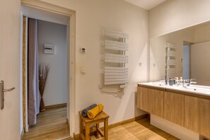 Chuveiro, secador de cabelo, toalhas de banho 