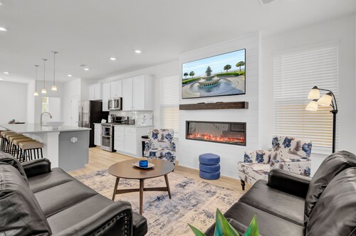 Back to School Discount! Large, Modern Home/5 min to Park Circle, Pet Friendly