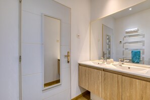 Regadera, secadora de cabello, toallas 