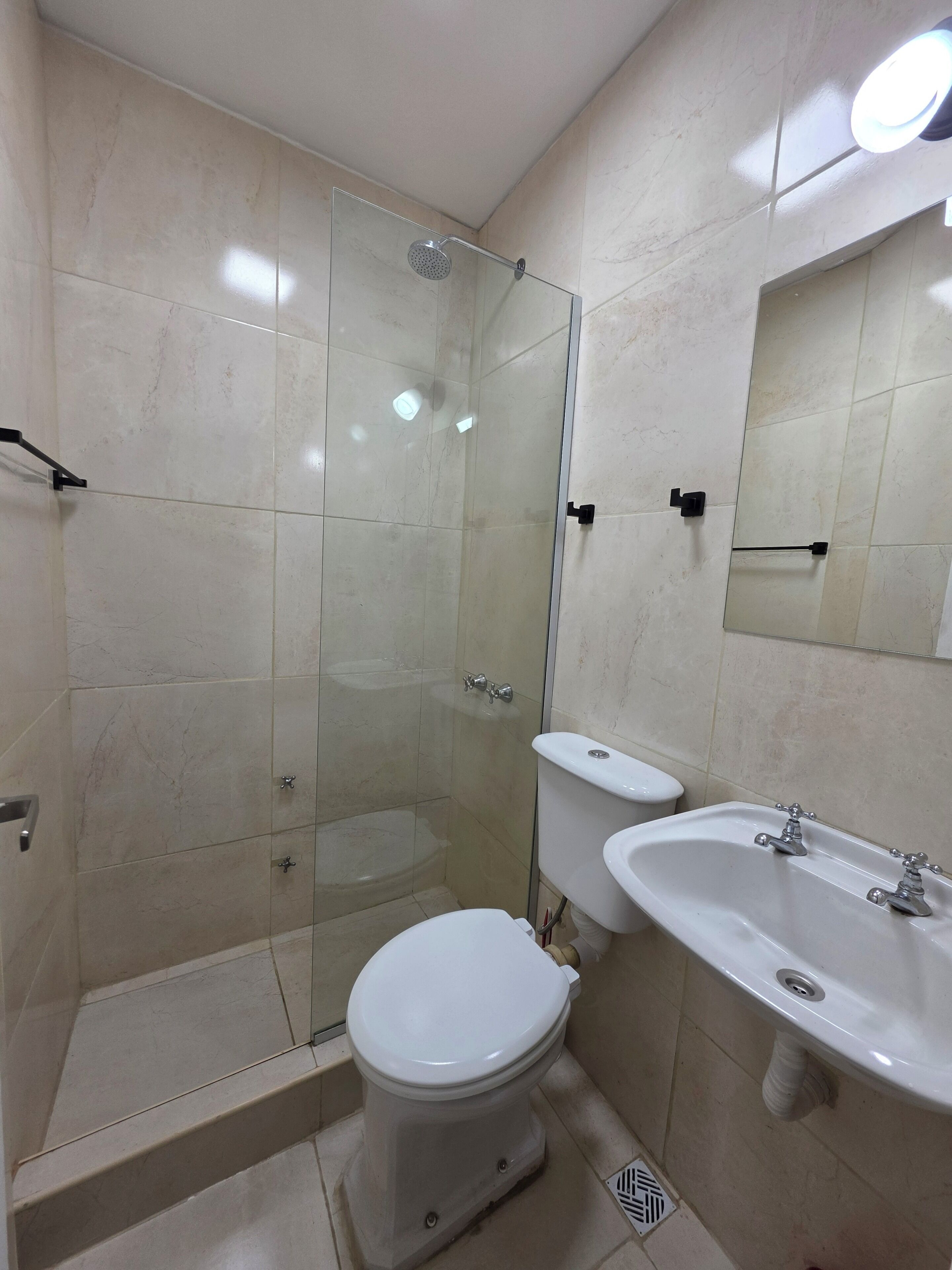 Standard Triple Room | Bathroom | Towels, soap, shampoo, toilet paper