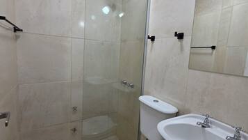 Standard Triple Room | Bathroom | Towels, soap, shampoo, toilet paper