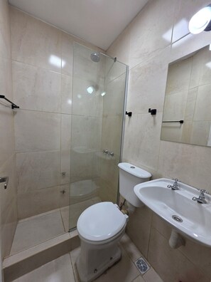 Habitación triple estándar | Baño | Toallas, jabón, champú y papel higiénico