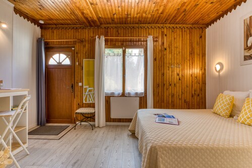 Chambre d'hôtes 'Saints-Peyres' avec terrasse partagée, Wi-Fi