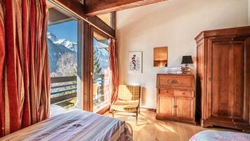 5 bedrooms, iron/ironing board, free WiFi, bed sheets