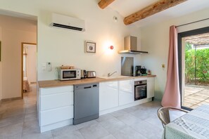 Fridge, microwave, oven, stovetop - Les lavandes – Haven of peace with heated swimming pool at the gateway to the Luberon (Saumane-de-Vaucluse)