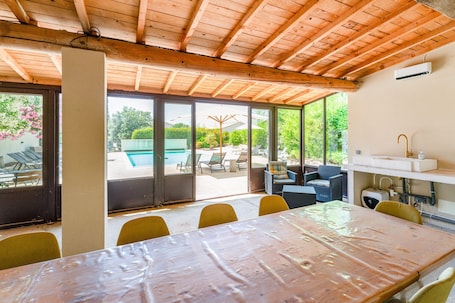 Dining. Les lavandes – Haven of peace with heated swimming pool at the gateway to the Luberon