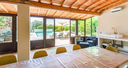 Les lavandes – Haven of peace with heated swimming pool at the gateway to the Luberon