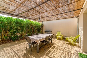 Outdoor dining - Les lavandes – Haven of peace with heated swimming pool at the gateway to the Luberon (Saumane-de-Vaucluse)