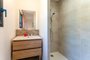 Shower, hair dryer - Les lavandes – Haven of peace with heated swimming pool at the gateway to the Luberon (Saumane-de-Vaucluse)