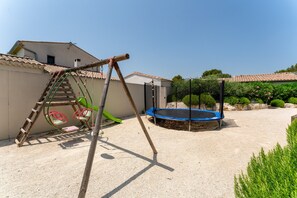 Children’s area - Les lavandes – Haven of peace with heated swimming pool at the gateway to the Luberon (Saumane-de-Vaucluse)