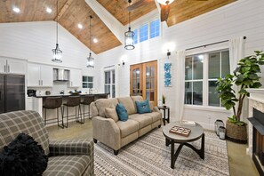 Smart TV, lareira, livros