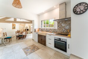 Fridge, microwave, oven, stovetop - Holiday Home 'Saumane, Grande Bergerie' with Shared Pool, Wi-Fi and Air Conditioning (Saumane-de-Vaucluse)