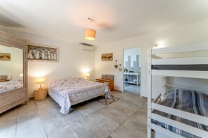 4 bedrooms, iron/ironing board, free WiFi