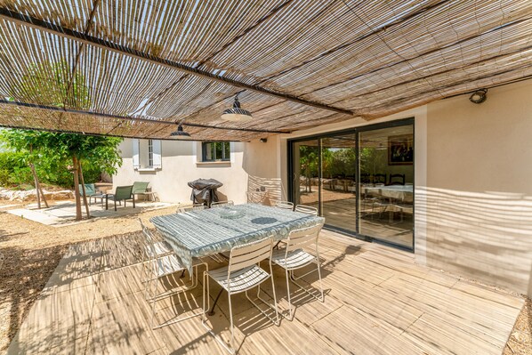 Outdoor dining - Holiday Home 'Saumane, Grande Bergerie' with Shared Pool, Wi-Fi and Air Conditioning (Saumane-de-Vaucluse)