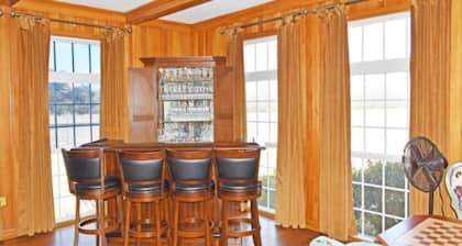 Local landmark 4-bedroom estate with WiFi, AC on large farm in Forest, MS