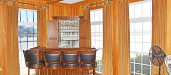 Local landmark 4-bedroom estate with WiFi, AC on large farm in Forest, MS