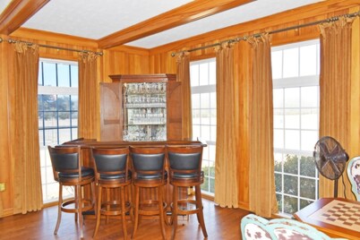 Local landmark 4-bedroom estate with WiFi, AC on large farm in Forest, MS