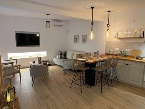 Smart TV, books - Ulls del Priorat (El Masroig)