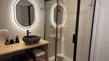 Een douche, een haardroger, handdoeken, zeep