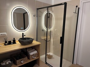 Shower, hair dryer, towels, soap - Ulls del Priorat (El Masroig)