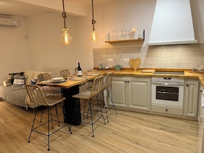 Køleskab, mikrobølgeovn, ovn, kogeplade