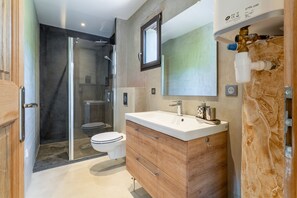 Douche, sèche-cheveux, serviettes fournies