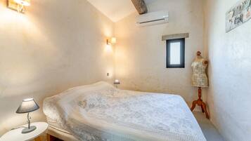 1 slaapkamer, een strijkplank/strijkijzer, gratis wifi, beddengoed