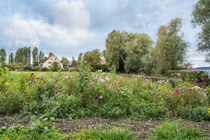 Property grounds - Apartment 2 in Haus Böhler on the island of Reichenau with Lake View, Terrace and Garden (Reichenau)