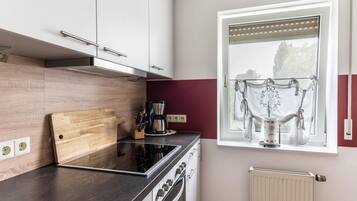 Een koelkast, een oven, een kookplaat, een vaatwasser