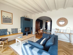 Fernseher, Kamin, Videospiele, DVD-Player