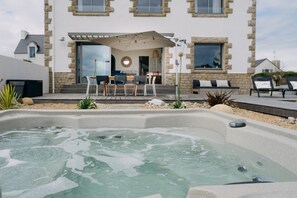 Outdoor dining - Villa Cotton – 180° Sea View, Private Jacuzzi, 6 Bedrooms, Dogs Welcome (Plobannalec-Lesconil)