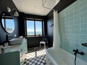 Shower, hair dryer, towels - Villa Cotton – 180° Sea View, Private Jacuzzi, 6 Bedrooms, Dogs Welcome (Plobannalec-Lesconil)
