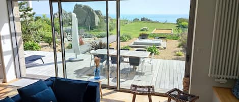 TV, fireplace, video games, DVD player