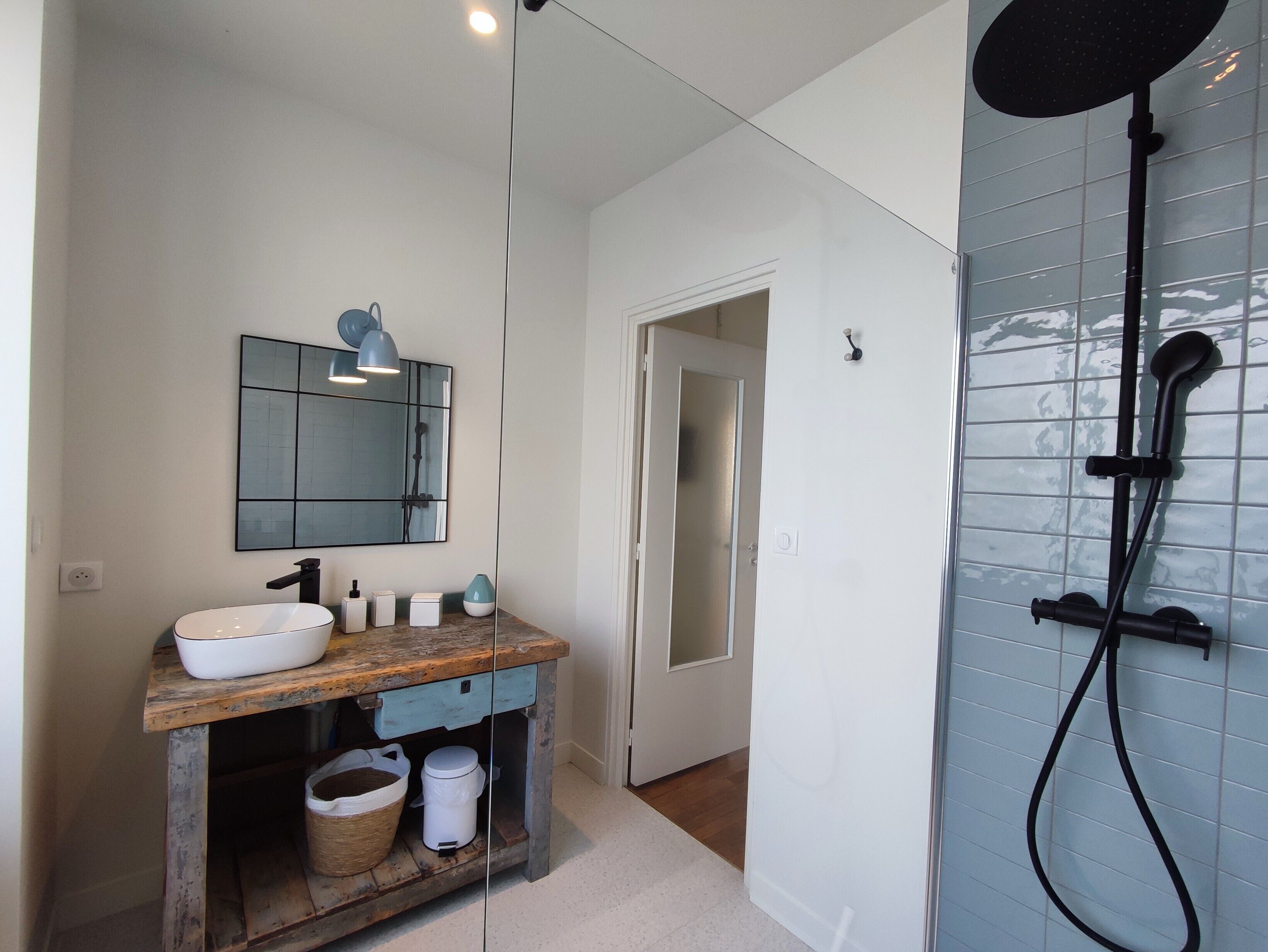 Een douche, een haardroger, handdoeken
