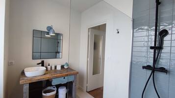Een douche, een haardroger, handdoeken