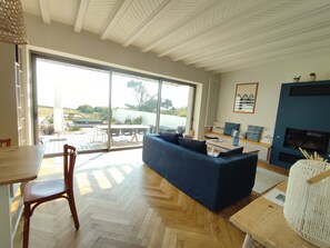 TV, fireplace, video games, DVD player - Villa Cotton – 180° Sea View and Hot Tub – 6 Bedrooms (Plobannalec-Lesconil)