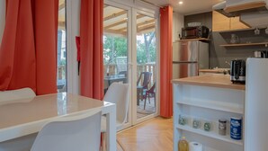 A modern kitchen with a microwave, refrigerator, and coffee maker. - The Bassin Cabin – 3-Bedroom Mobile Home with Terrace and Pool (Lège-Cap-Ferret)