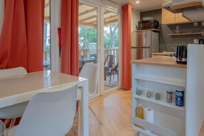 Dining - The Bassin Cabin – 3-Bedroom Mobile Home with Terrace and Pool (Lège-Cap-Ferret)